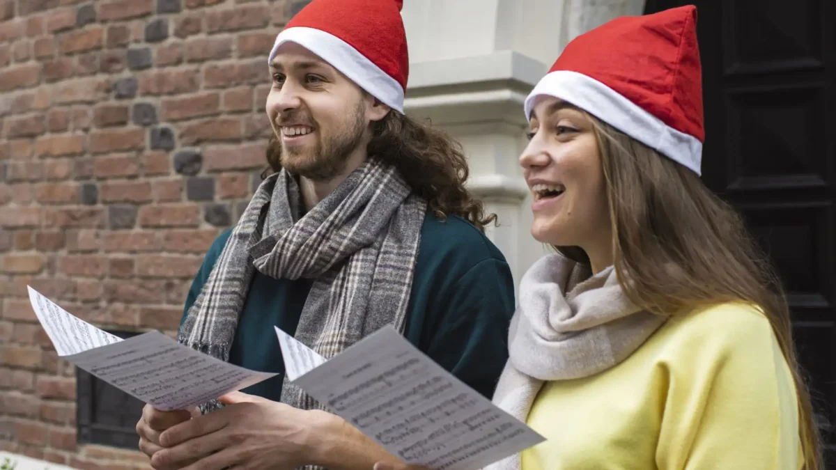 Zwei Personen mit Weihnachtsmützen singen amerikanische Weihnachtslieder.