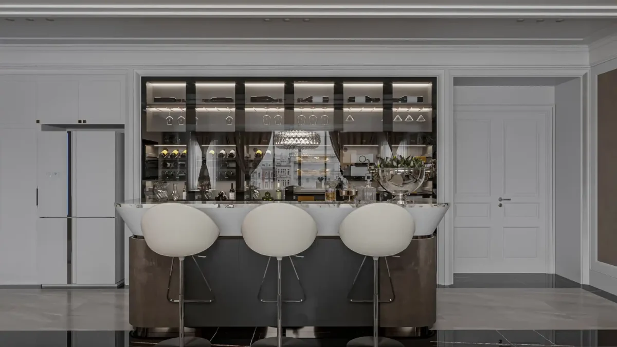 Moderne Bartheke als Teil einer stilvollen Inneneinrichtung in einer Wohnung, mit eleganten Barhockern, beleuchteten Glasregalen und hochwertiger Ausstattung – luxuriöses Wohnambiente.