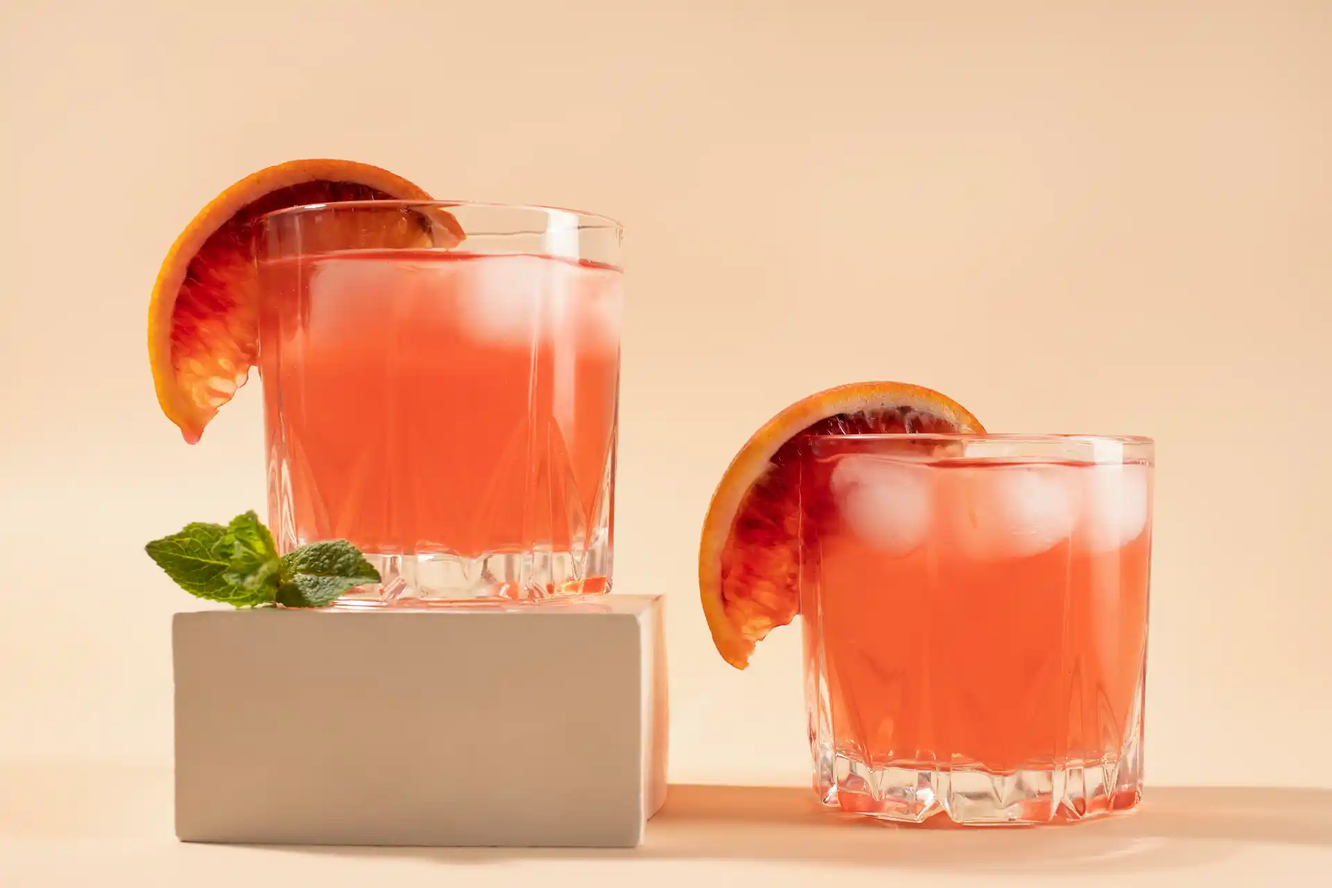 Fruchtiger Shortdrink mit Blutorange und Eiswürfeln in stilvollen Gläsern – erfrischender Cocktail für sommerliche Drinks