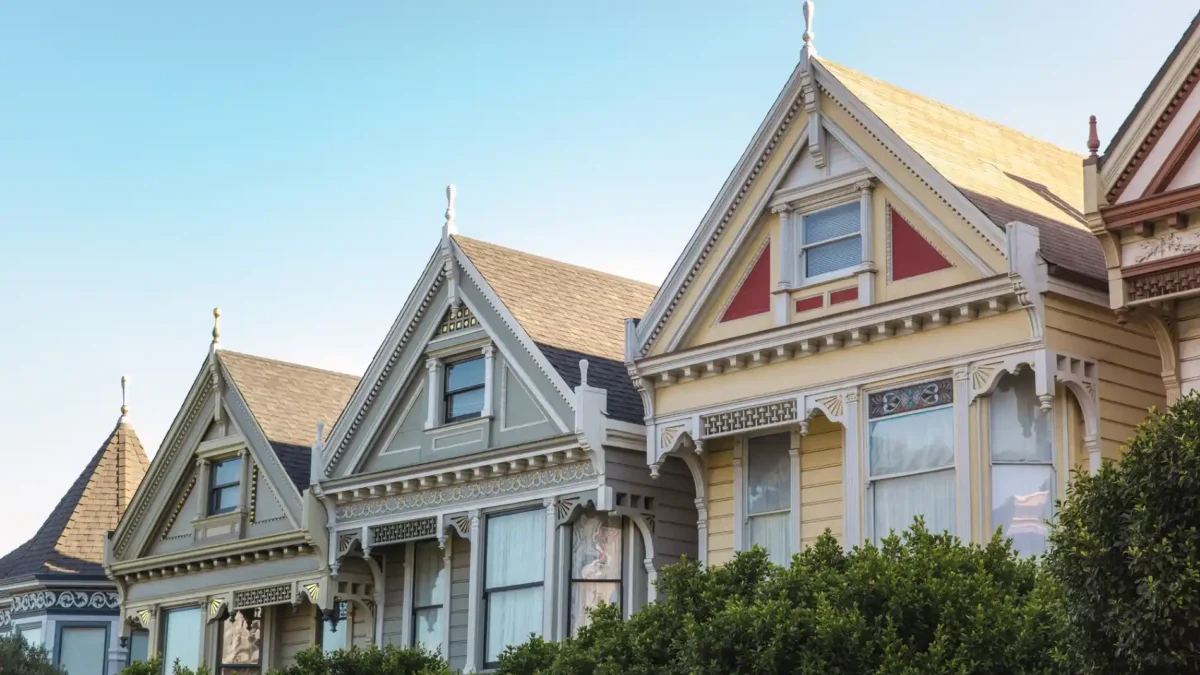 Wunderschöne bunte amerikanische Reihenhäuser - Aber warum haben amerikanische Häuser keinen Flur? Mehr dazu in unserem Blogbeitrag.