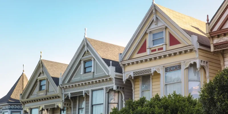 Wunderschöne bunte amerikanische Reihenhäuser - Aber warum haben amerikanische Häuser keinen Flur? Mehr dazu in unserem Blogbeitrag.