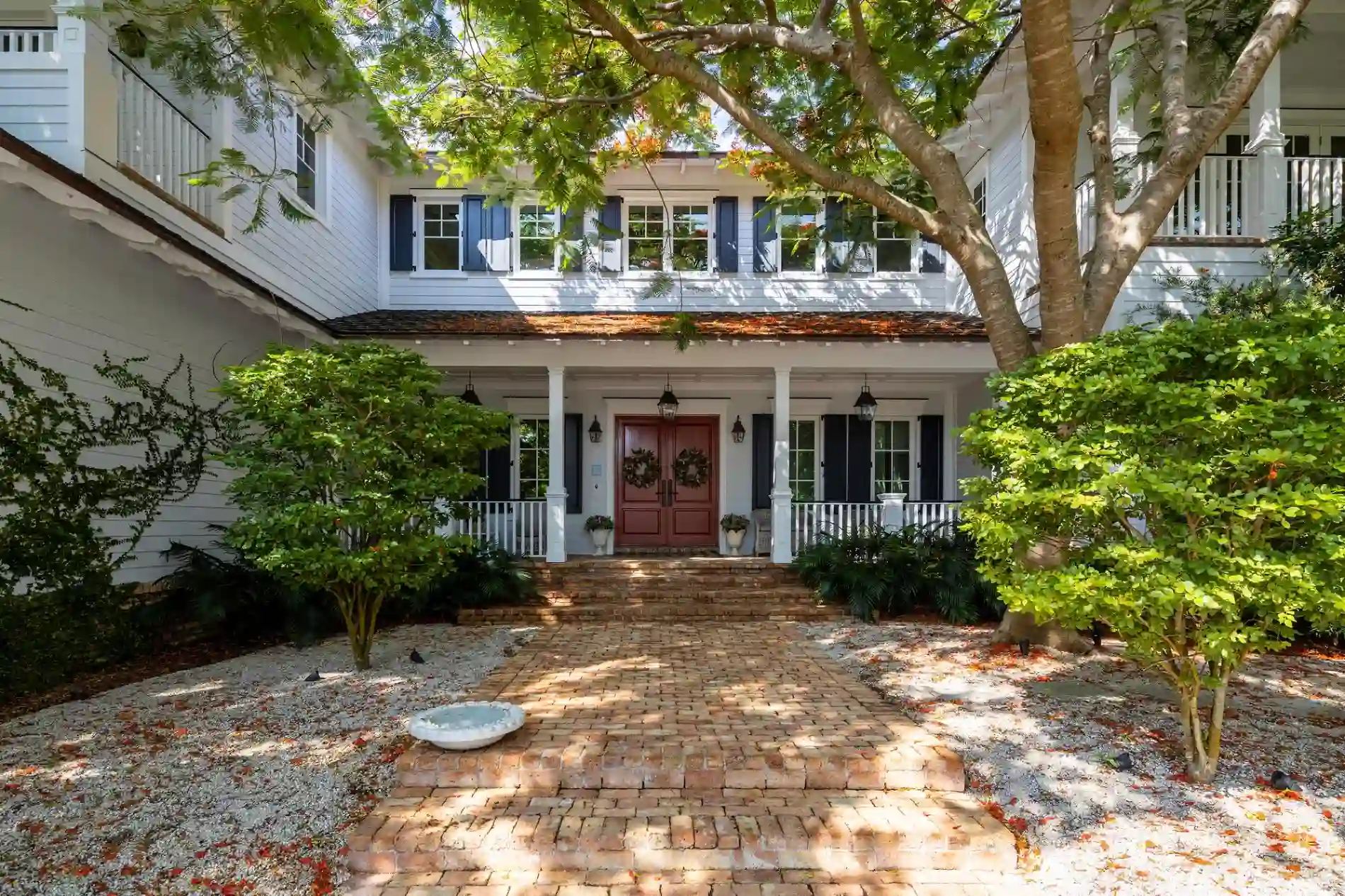 Ein amerikanischer Eingangsbereich eines Wohnhauses von außen mit hölzerner Tür und Veranda. Aber warum haben amerikanische Häuser keinen Flur? Wir klären auf.